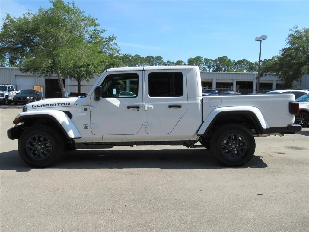 New 2026 Bright White Clear-Coat Exterior Paint Jeep 85th Anniversary Edition image 4