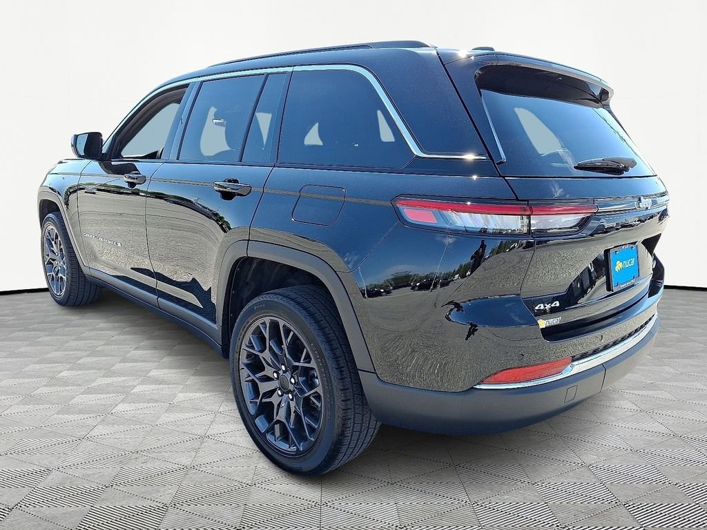 Used 2025 Black Jeep Laredo image 5