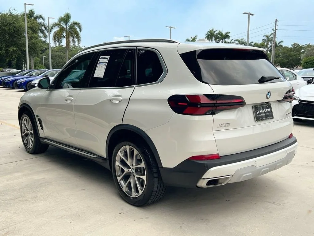 Used 2025 White Metallic BMW sDrive40i image 5