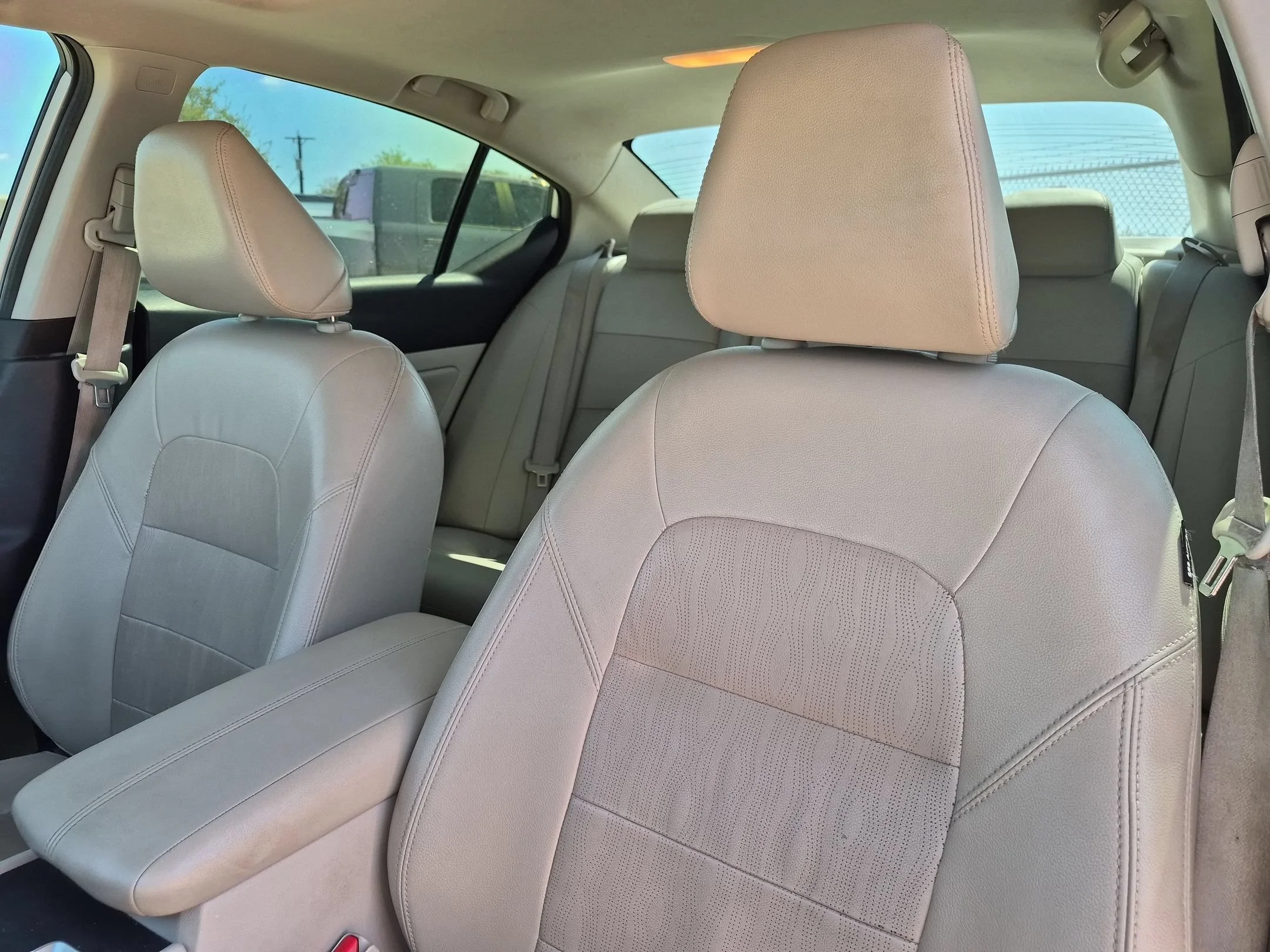 Used 2019 White Nissan 2.5 Platinum image 13