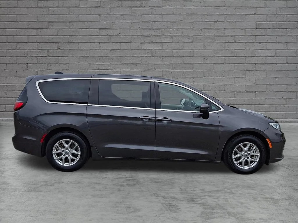 Used 2023 Granite Crystal Metallic Clearcoat Chrysler Touring L image 13