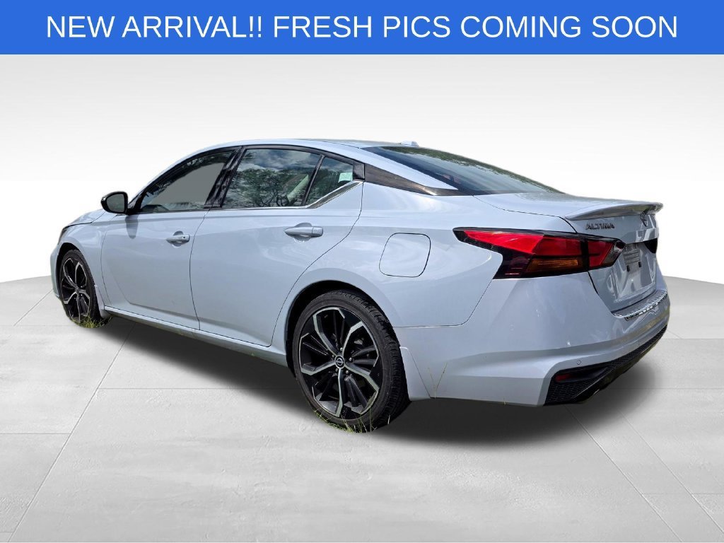 Used 2023 Gray Nissan SR FWD image 3