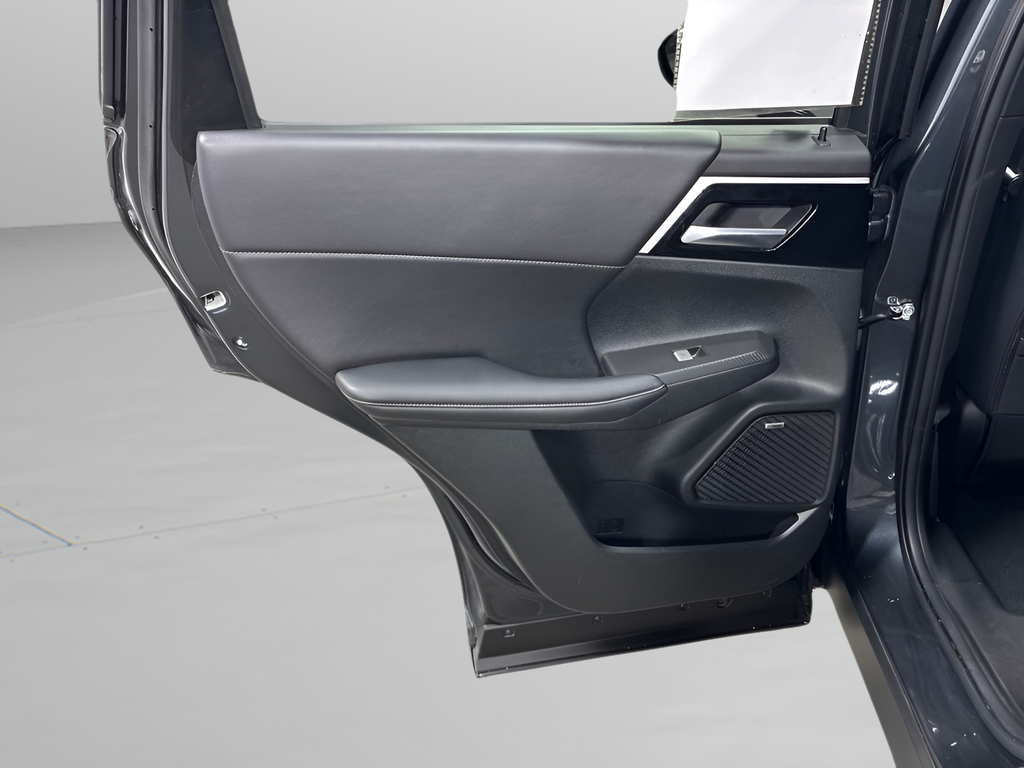 Used 2025  Mitsubishi SE image 28