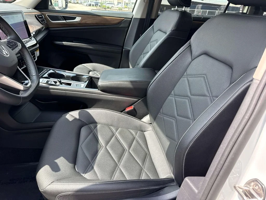Used 2025  Volkswagen 2.0T SE w/Technology image 16