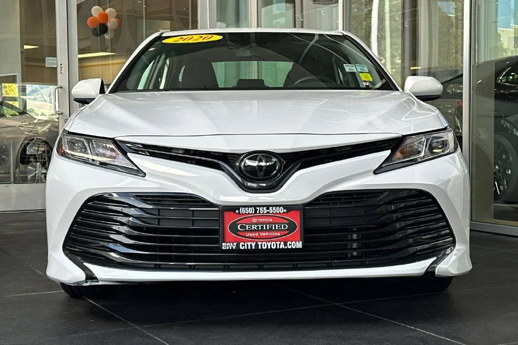 Used 2020 White Toyota LE image 9
