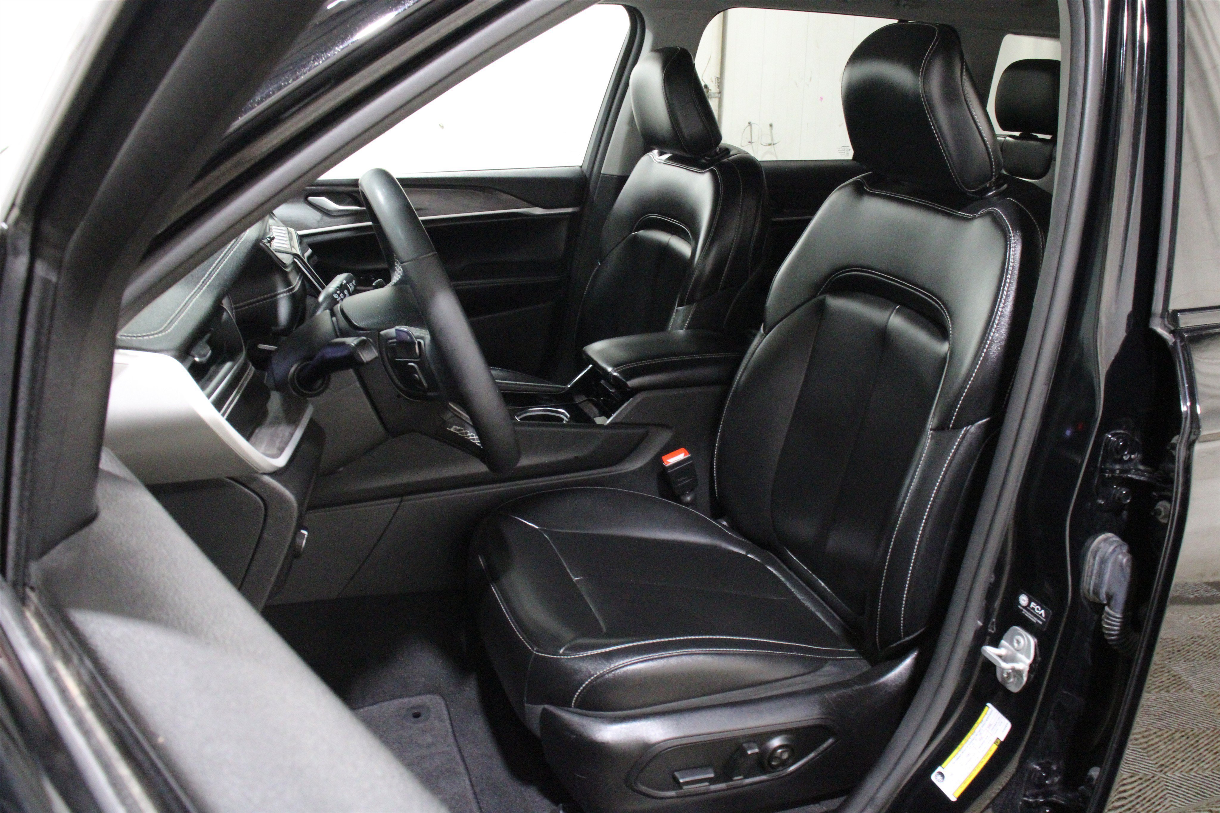 Used 2023 Diamond Black Crystal Pearlcoat Jeep Limited image 5