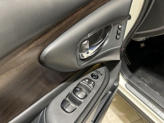 Used 2020 White Nissan Platinum image 23