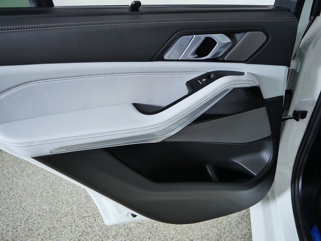 New 2026 Alpine White BMW xDrive40i image 30