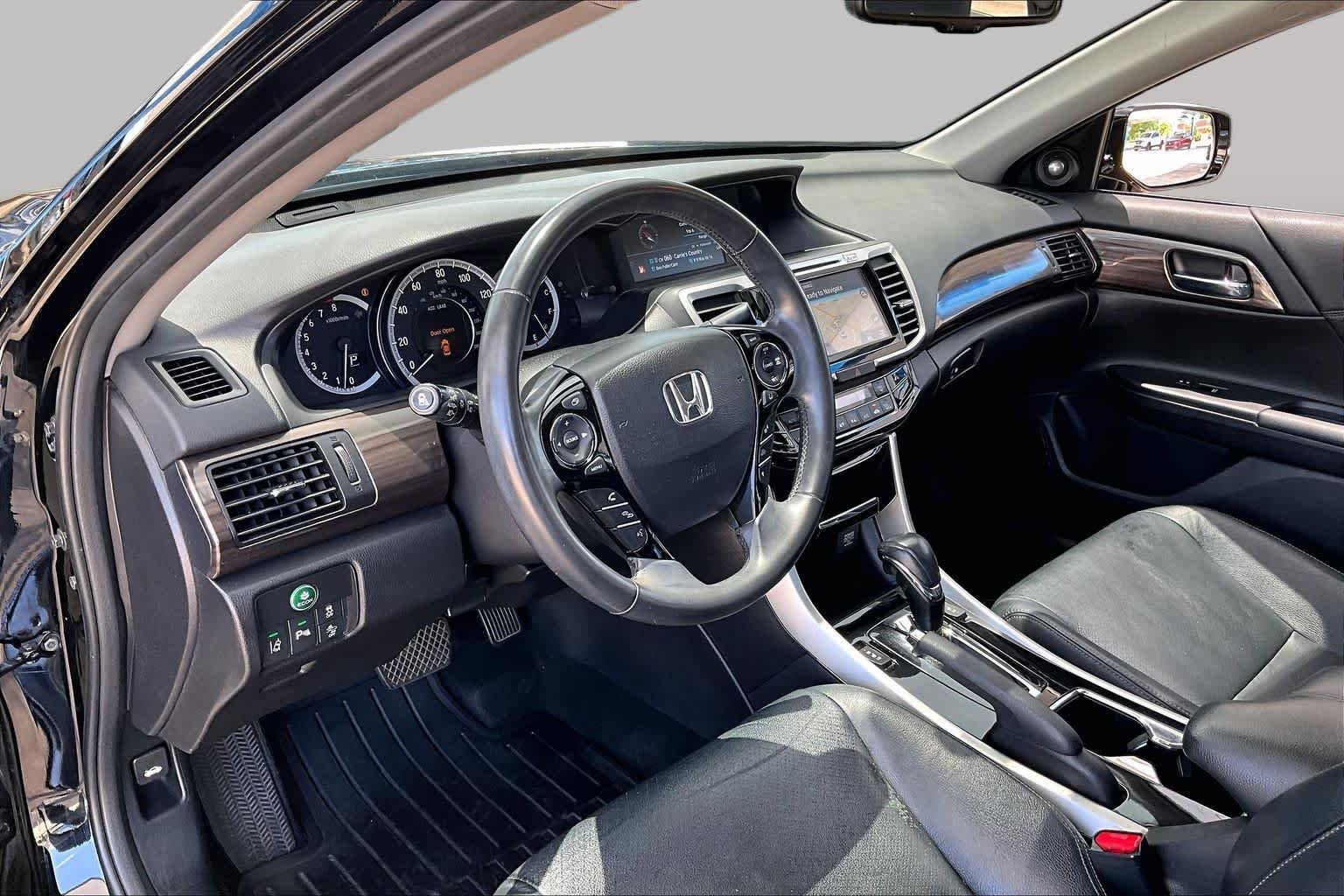 Used 2017 Crystal Black Pearl Honda Touring image 18