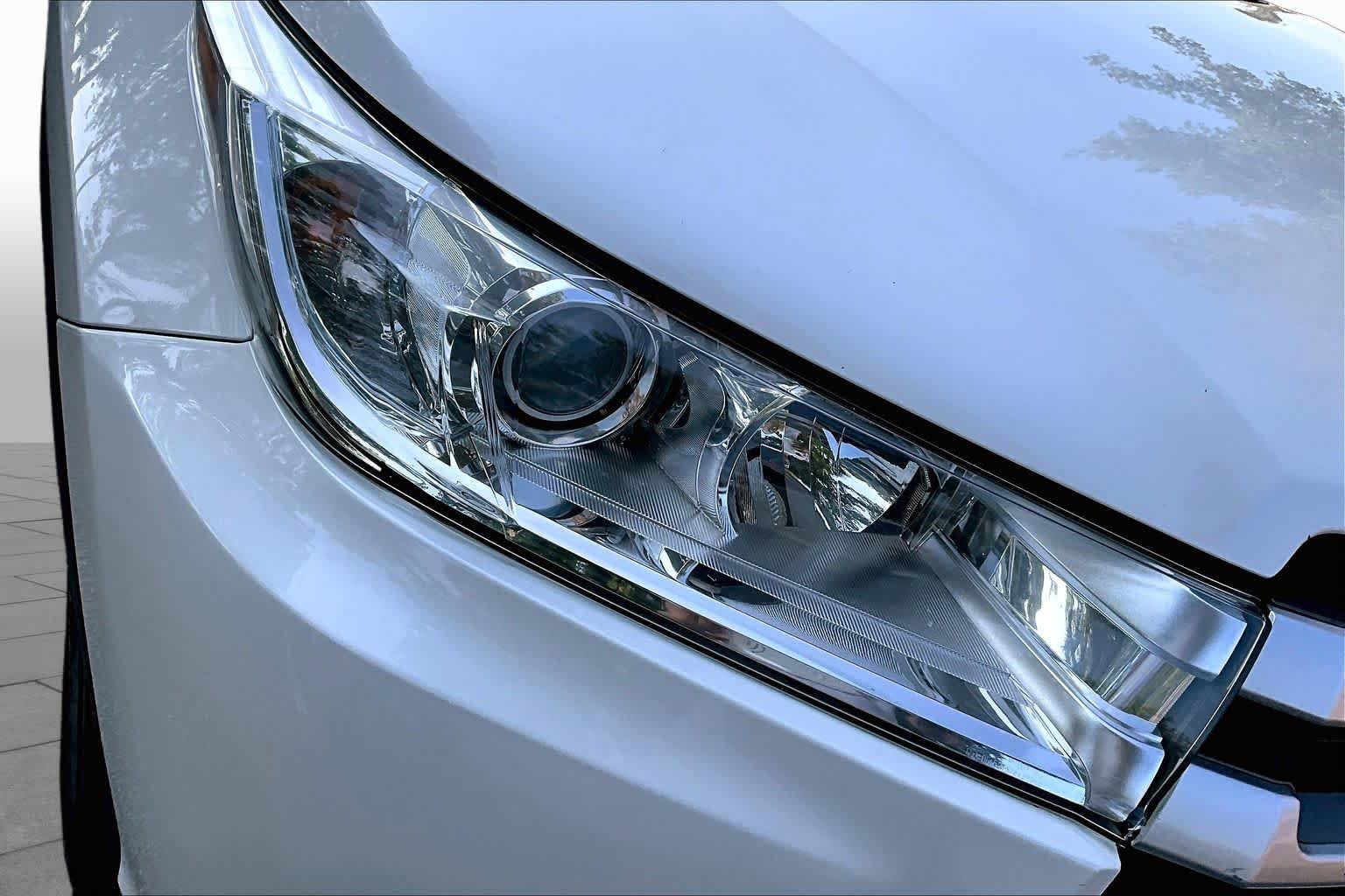 Used 2017 Blizzard Pearl Toyota XLE image 28