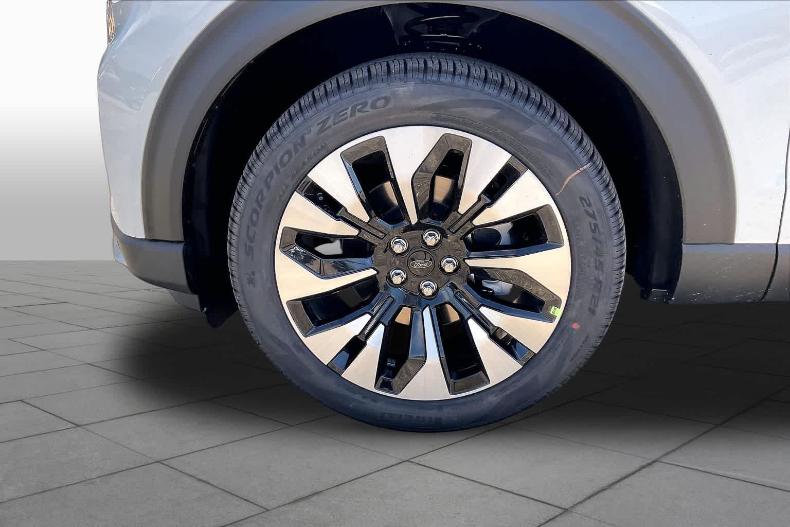 New 2026 Star White Metallic Tri-Coat Ford Platinum™ image 11