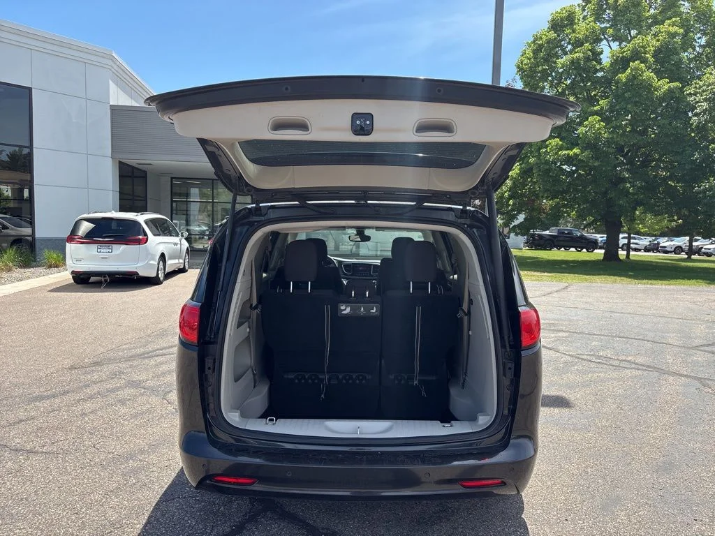 Used 2017 Brilliant Black Crystal Pearlcoat Chrysler Touring image 25