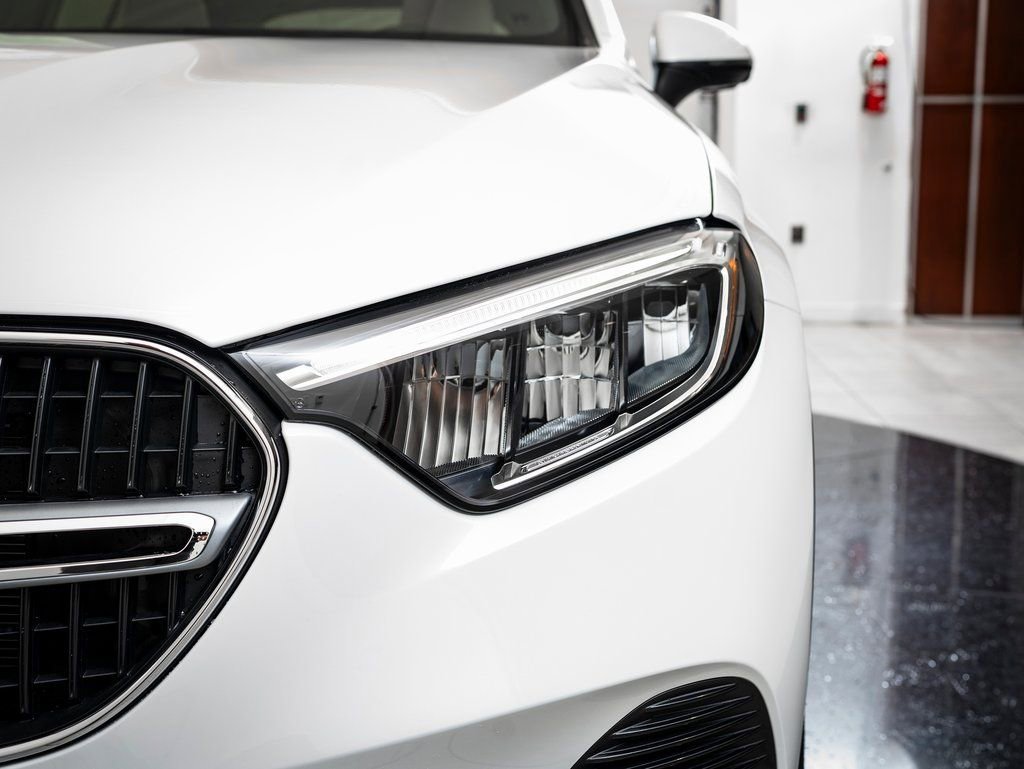 New 2026 MANUFAKTUR Moonlight White Metallic Mercedes-Benz GLC 300 image 16