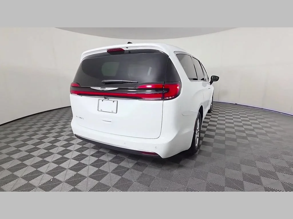 New 2026 Bright White Clear-Coat Exterior Paint Chrysler Select image 26