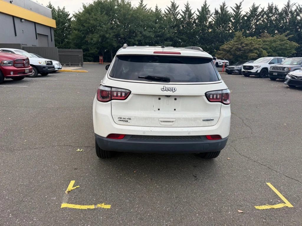 Used 2018 White Jeep Latitude image 7