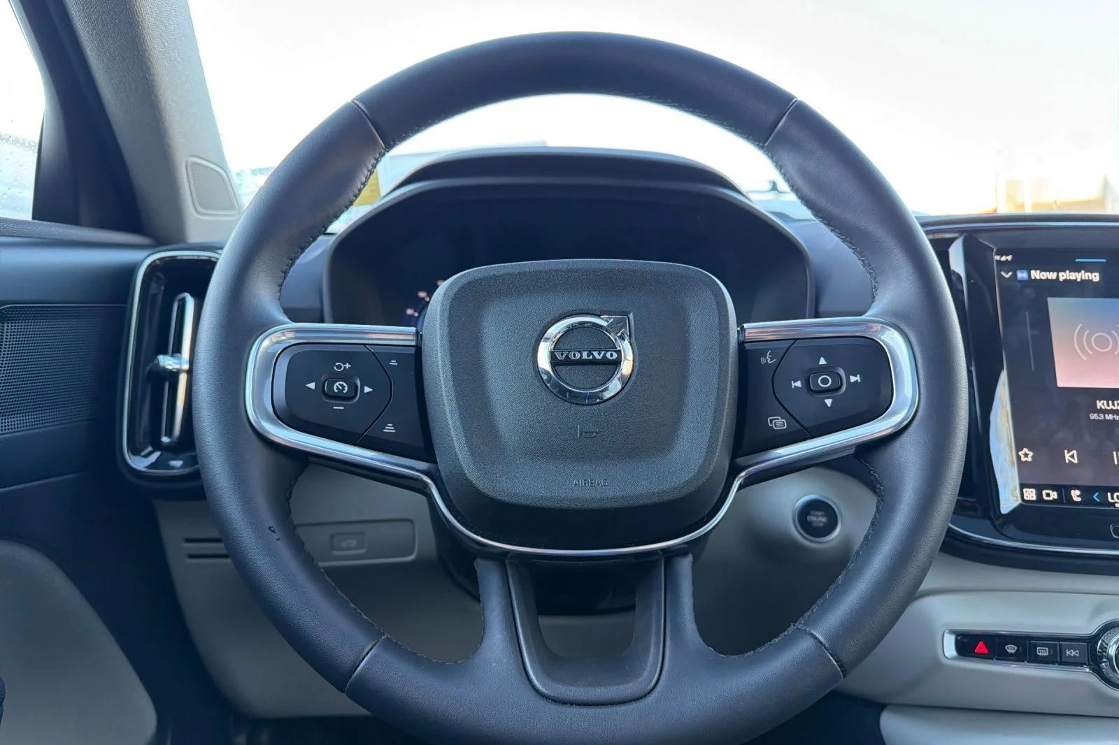 Used 2023 ONYX BLACK Volvo Plus Dark Theme image 23