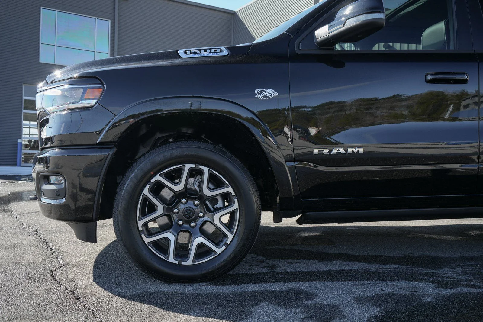 New 2026 Diamond Black Crystal Pearl-Coat Exterior Paint RAM Laramie image 5