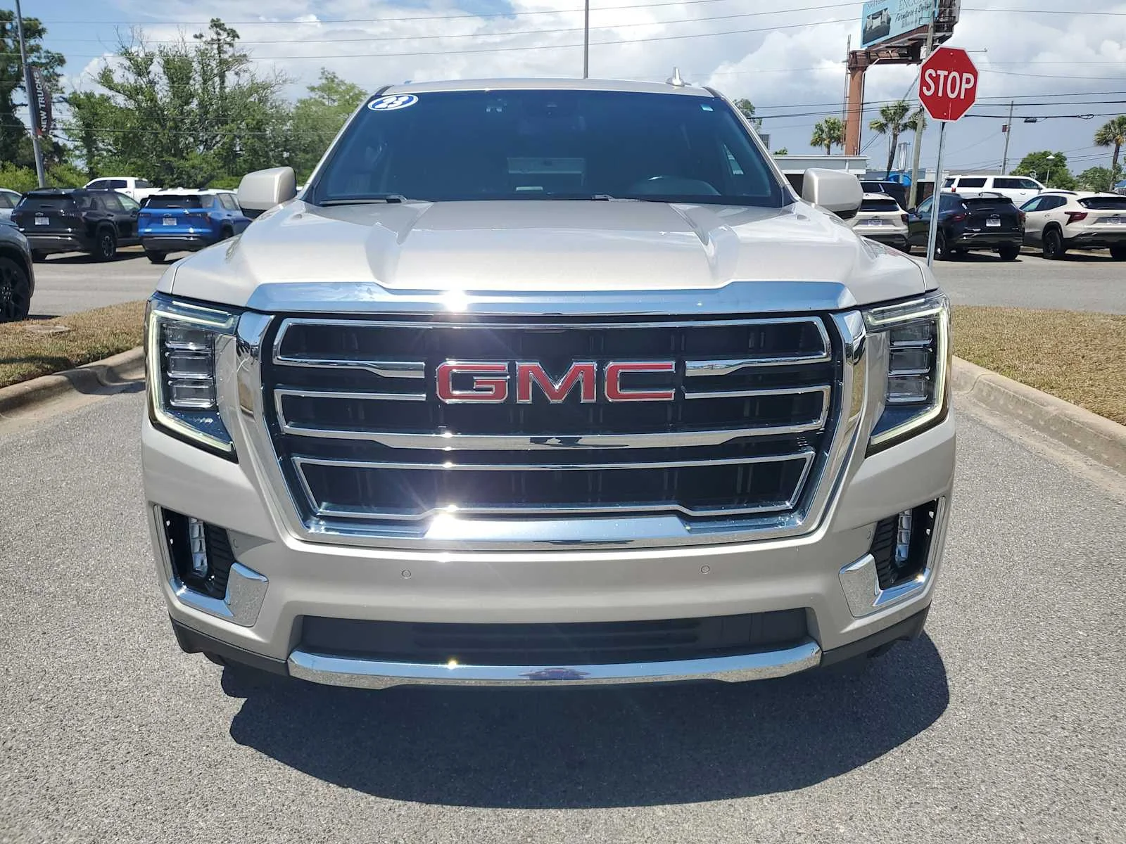 Used 2023 Pearl Beige Metallic GMC SLT image 9