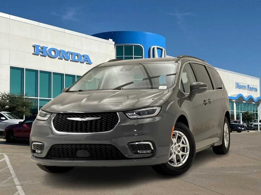 2022 Chrysler Pacifica Touring L's photo