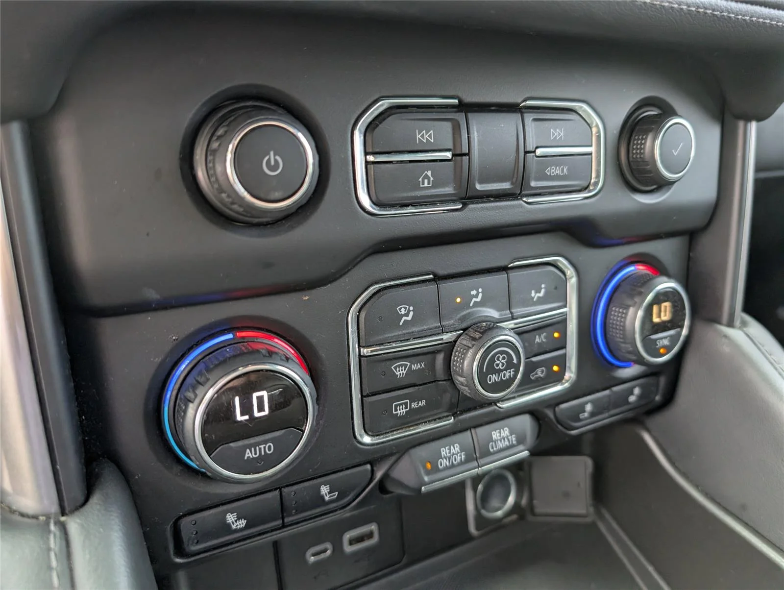 Used 2021 BLACK Chevrolet Z71 image 22