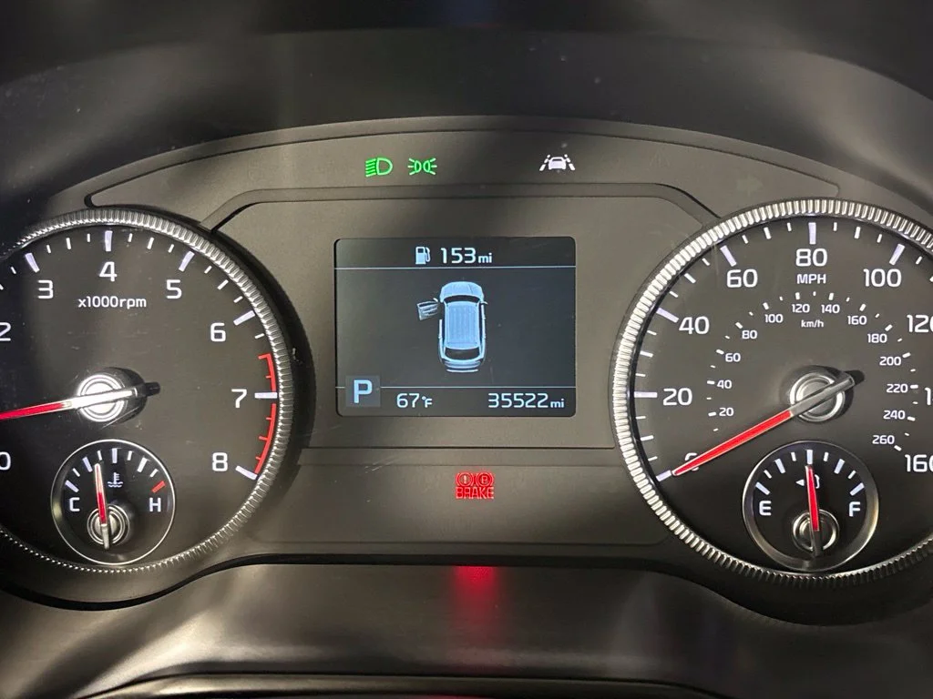 Used 2022 White Kia EX image 33