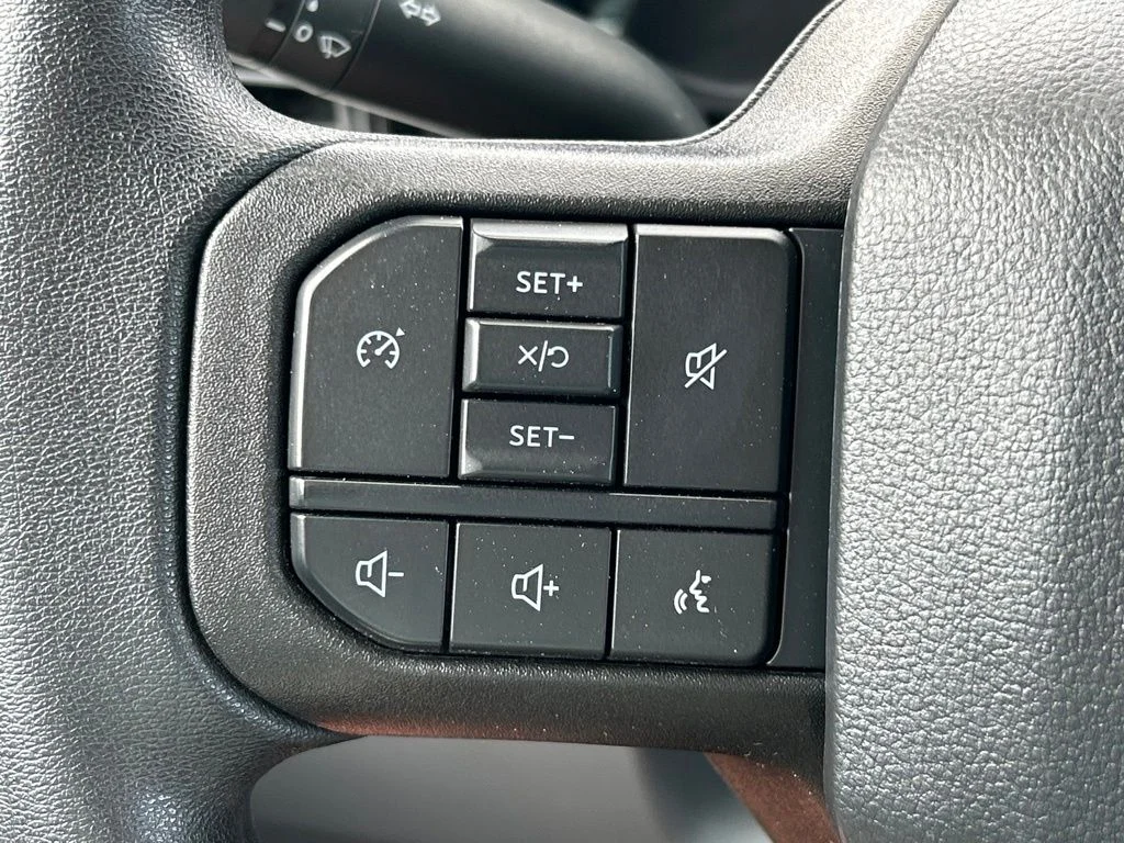 Used 2025 Oxford White Ford XLT image 26