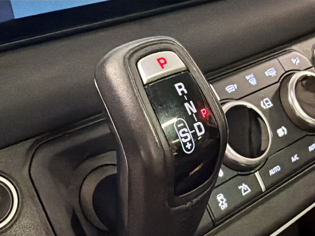 Used 2021 White Land Rover SE image 18
