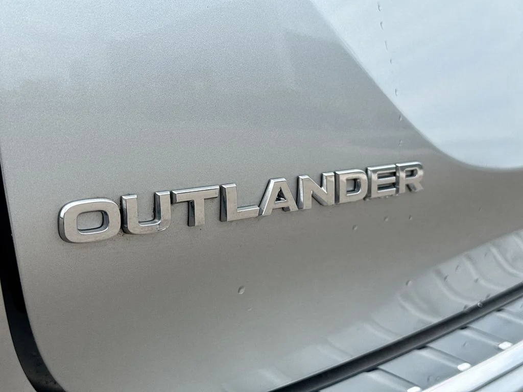 Used 2023 Alloy Silver Metallic Mitsubishi SE image 21