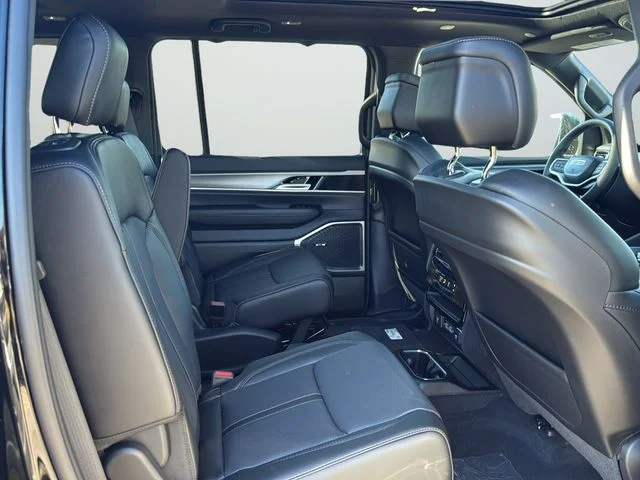 2025 Jeep Wagoneer L Series II - Photo 10