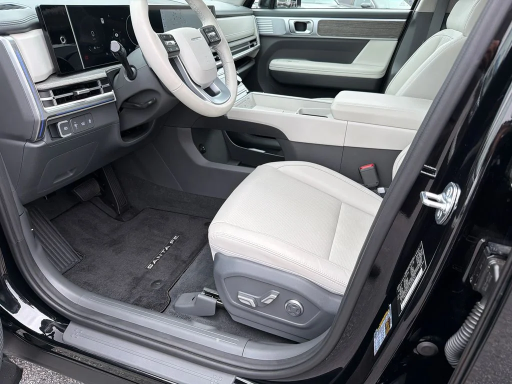 Used 2025 Black Hyundai Limited image 9