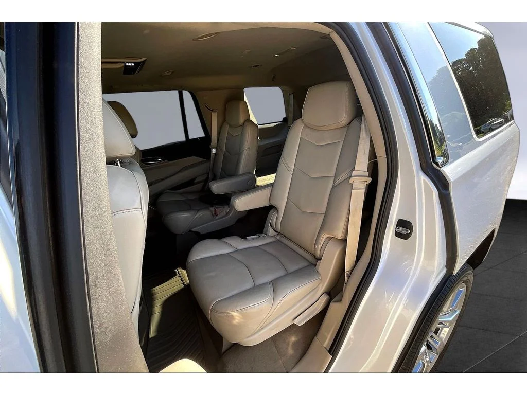 Used 2016 CRYSTAL WHITE TRICOAT Cadillac Luxury Collection image 18