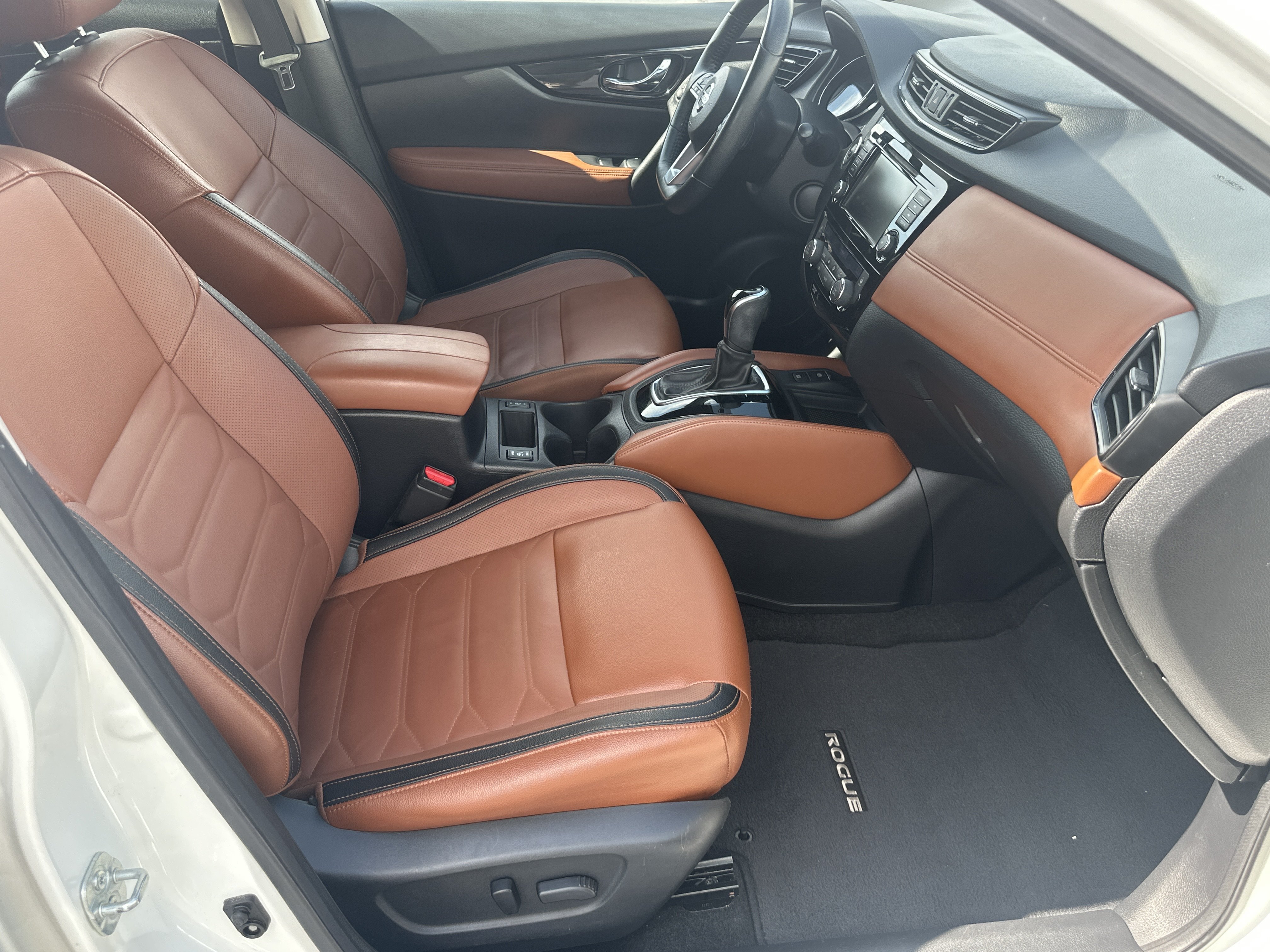 Used 2019 Pearl White Tricoat Nissan SL image 14