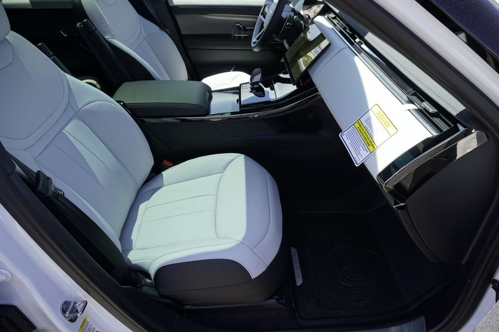 New 2026 Ostuni Pearl White LAND ROVER Dynamic SE image 23