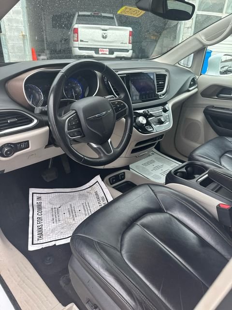 Used 2017 White Chrysler Touring L image 10