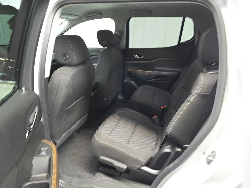 Used 2023 White GMC SLE image 29