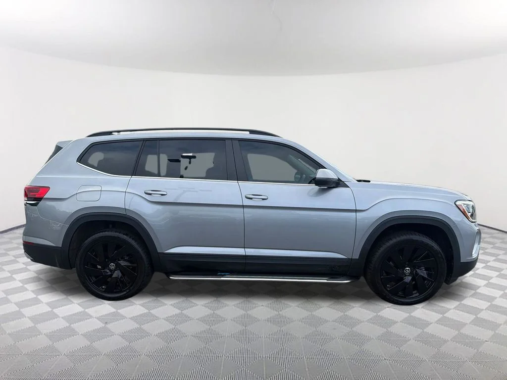 Used 2024  Volkswagen 2.0T SE w/Technology image 4