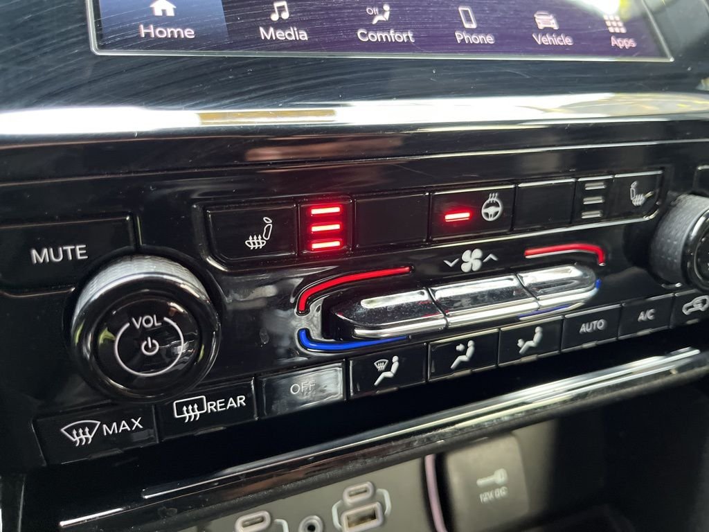 Used 2022 Diamond Black Jeep Altitude image 38