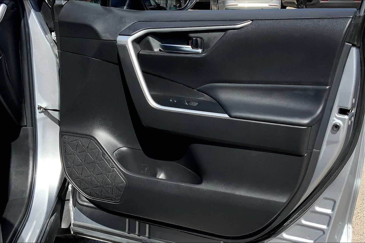 Used 2022 Silver Sky Metallic Toyota XLE Premium image 22