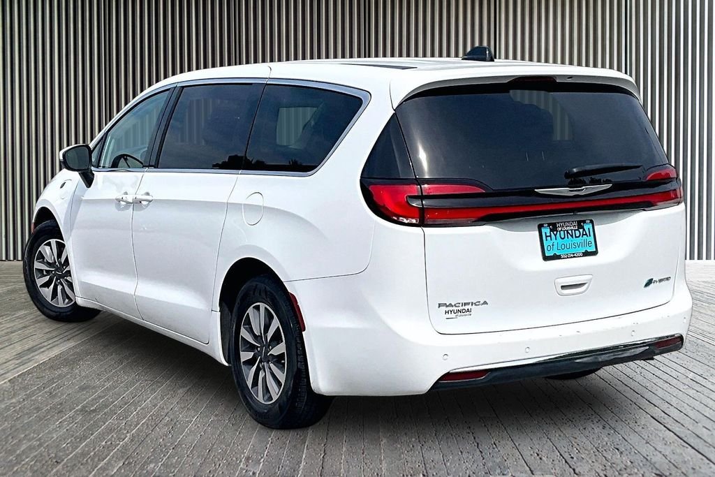Used 2023 White Chrysler Touring L image 2