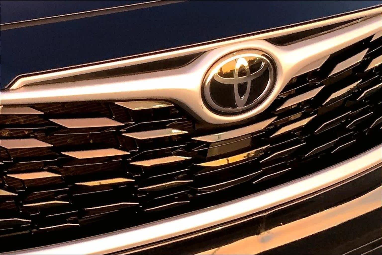 Used 2022 Midnight Black Metallic Toyota XLE image 28