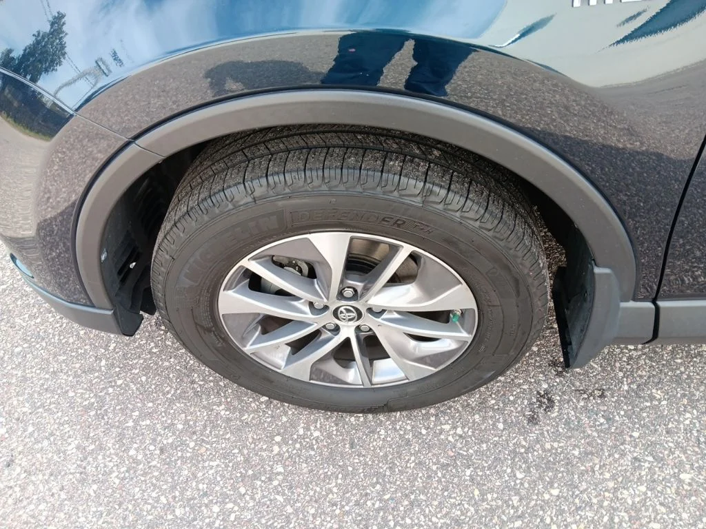 Used 2018 Galactic Aqua Mica Toyota XLE image 12