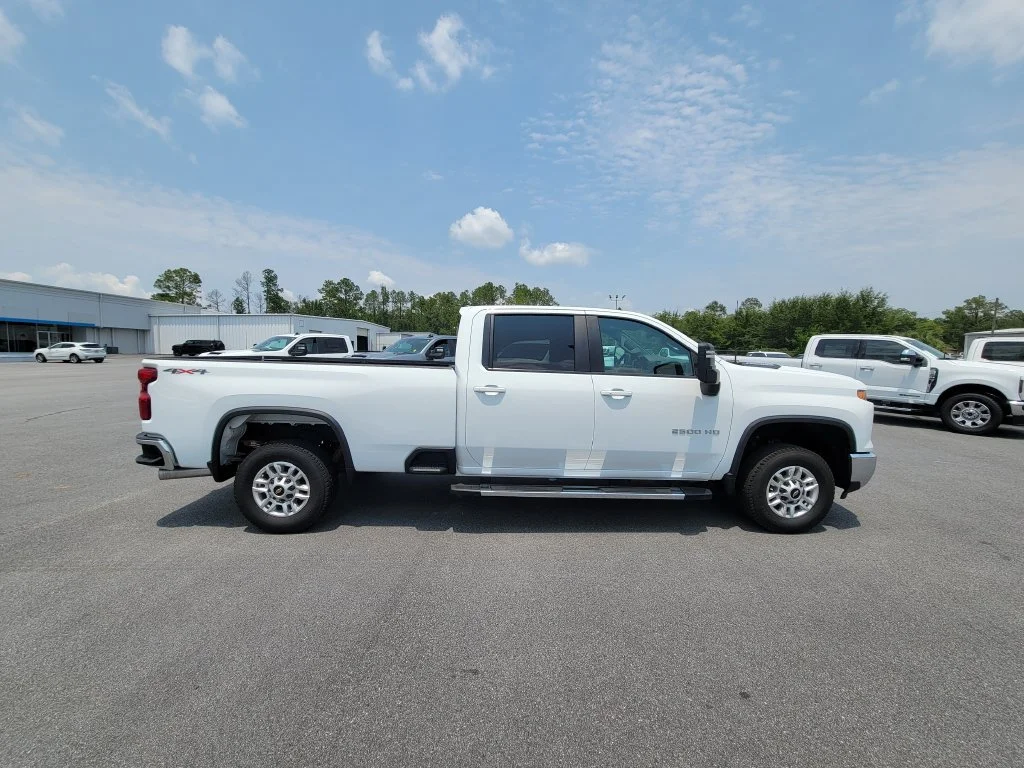 Used 2025 Summit White Chevrolet LT image 7