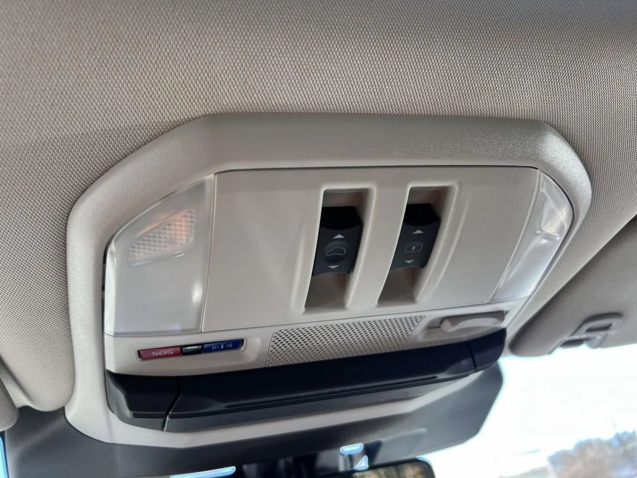 Used 2025 Crystal White Pearl Subaru Limited 7-Passenger image 39