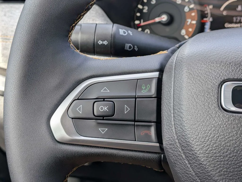 New 2026 Diamond Black Crystal Pearlcoat Jeep Latitude image 22