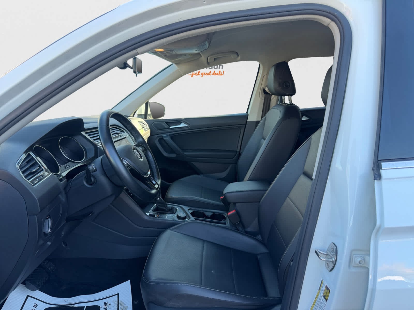 Used 2019 Pure White Volkswagen SE image 13