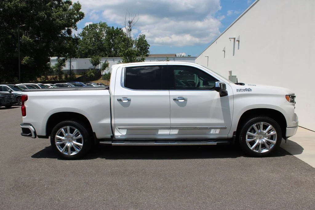 Used 2024 Pearl Chevrolet High Country image 34