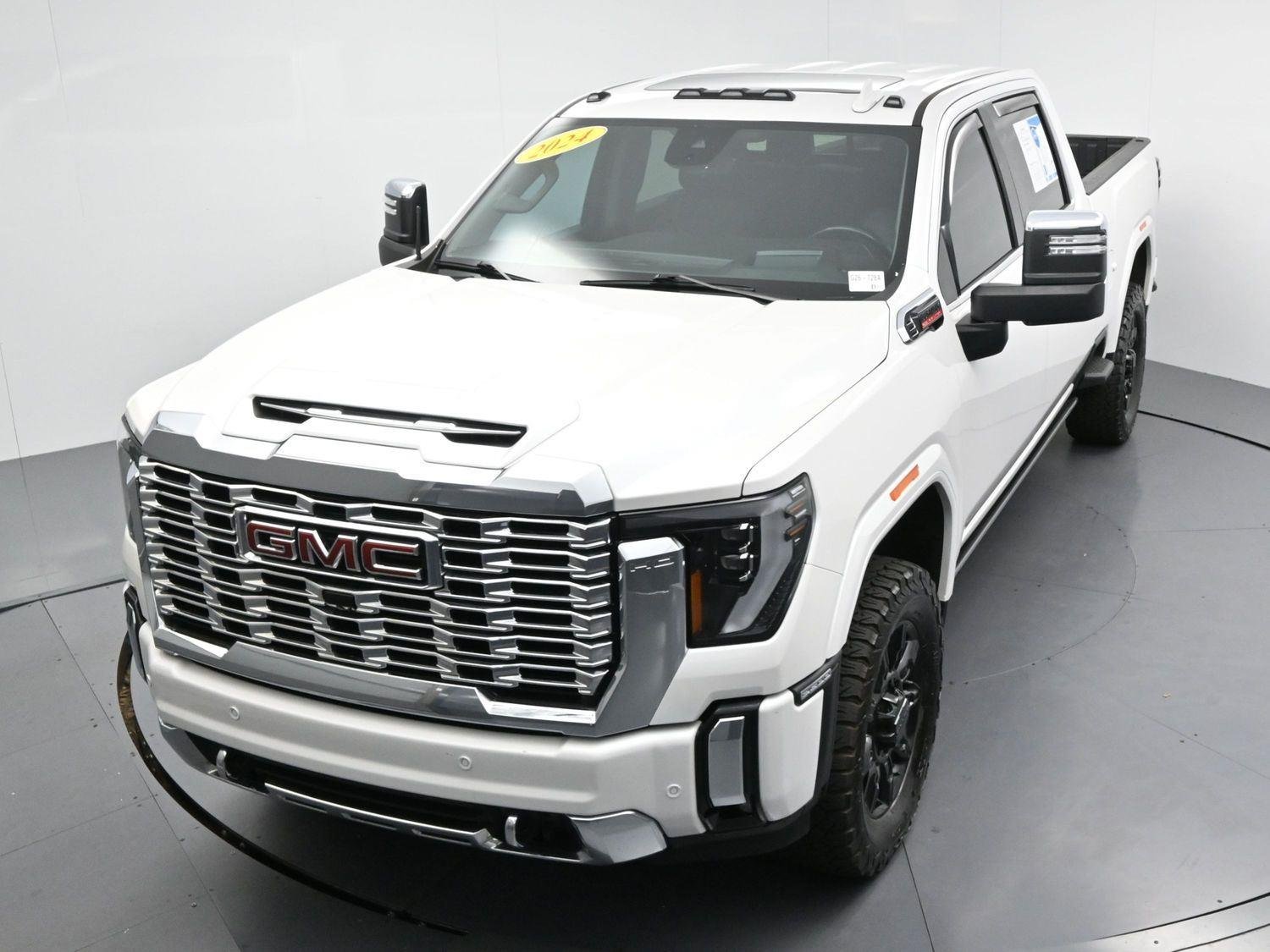 Used 2024 White Frost Tricoat GMC Denali image 43