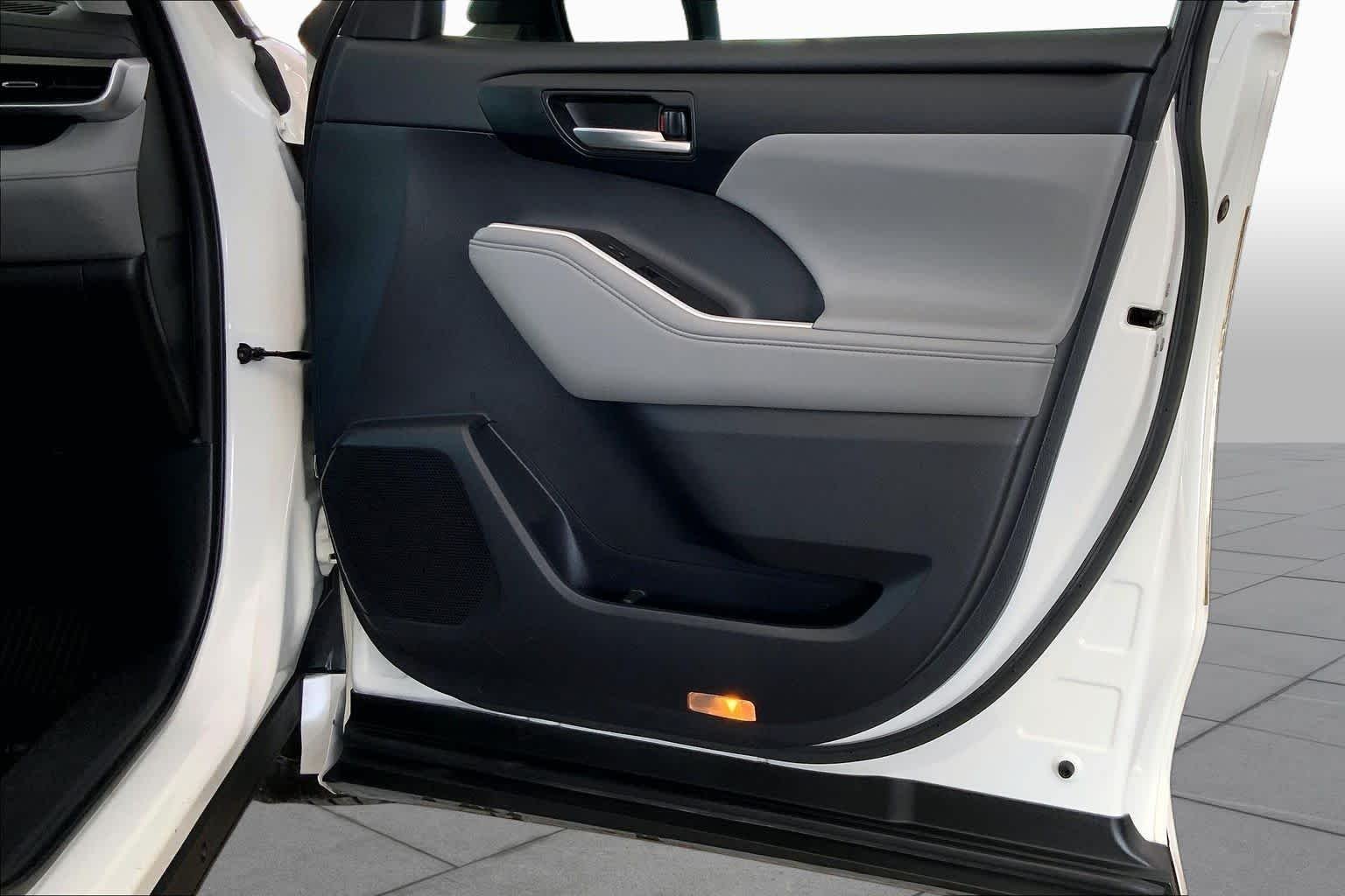 Used 2021 Blizzard Pearl Toyota XLE image 22