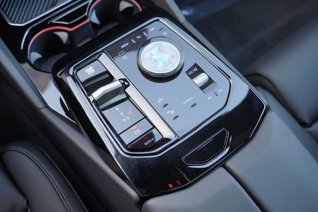 New 2027 Black Sapphire Metallic BMW 550e xDrive image 31