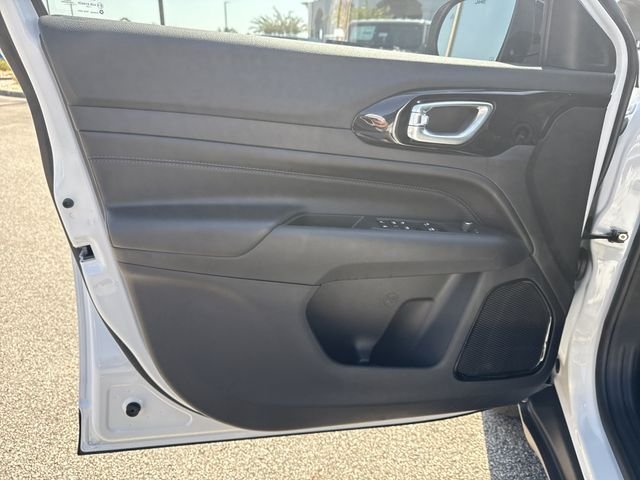 New 2026 White Jeep Latitude image 10